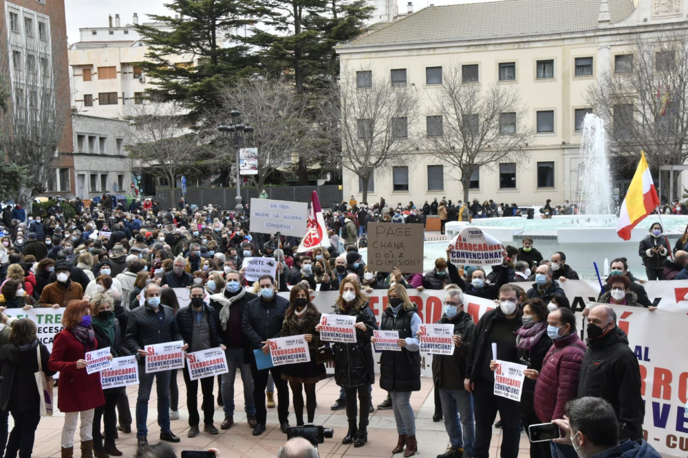 Manifestación multitudinaria en Cuenca contra el desmantelamiento del tren convencional