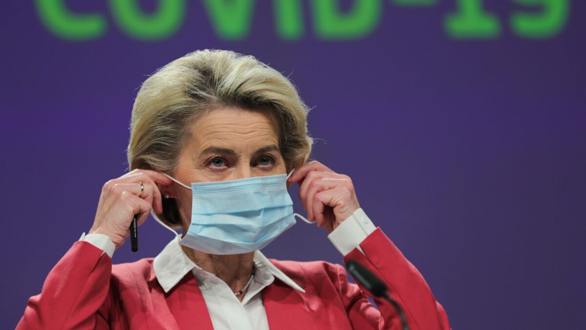 Von der Leyen pide una «discusión» sobre la obligatoriedad de las vacunas en la UE