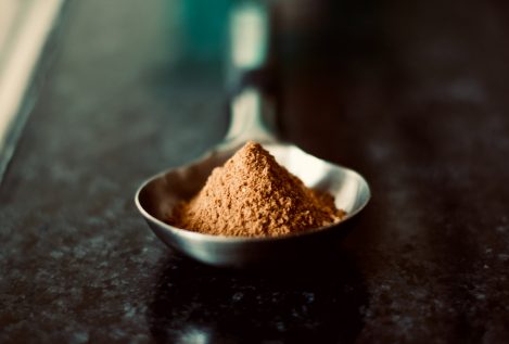 Cómo elegir el cacao en polvo más saludable (y cómo leer su etiqueta)