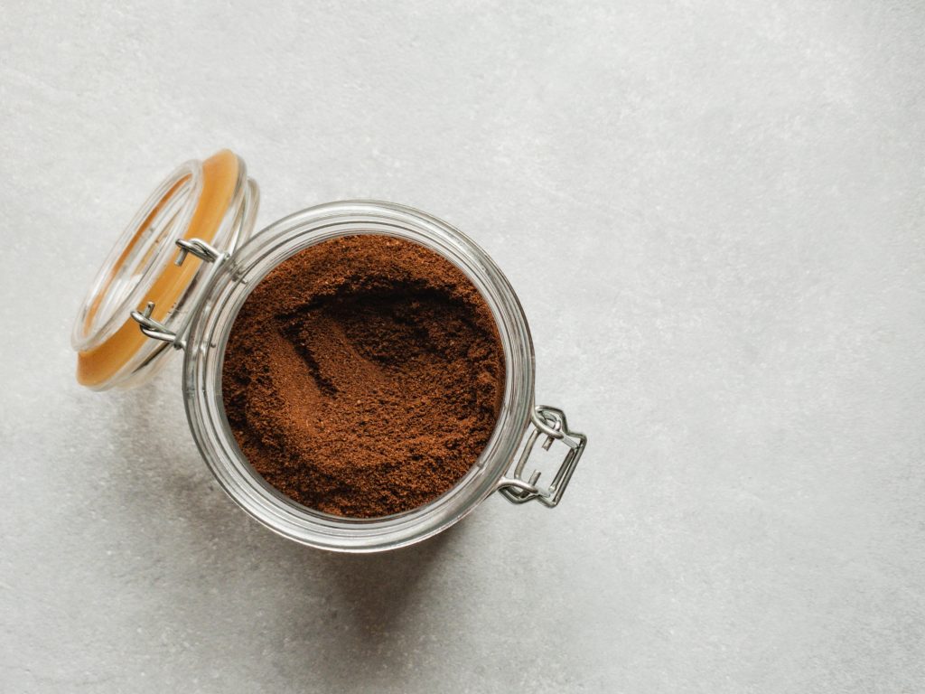 Un tarro con cacao en polvo
