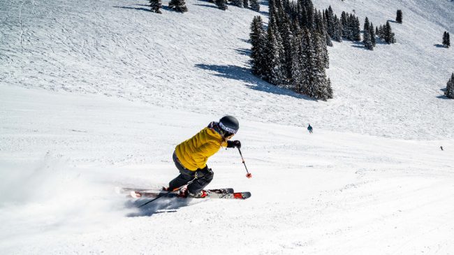 El esquí, un deporte completo para tu invierno (y cinco razones para practicarlo)