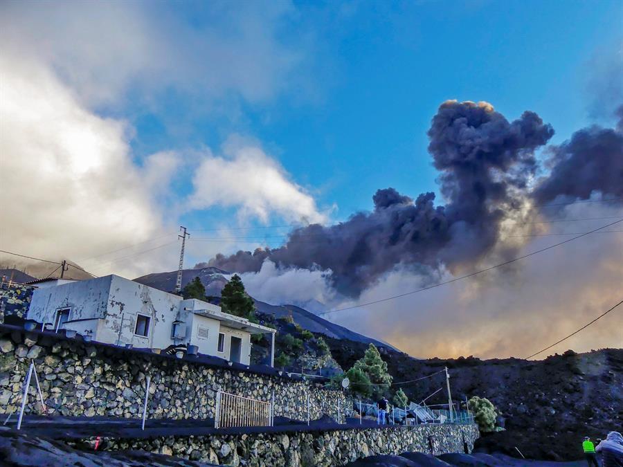 Mientras haya tremor y dióxido de azufre la erupción de La Palma sigue, según científicos