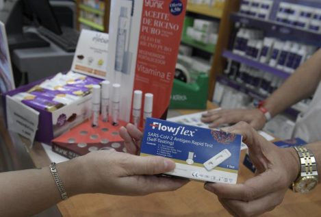 Colas en las farmacias de Madrid para recoger el test de antígenos gratuito