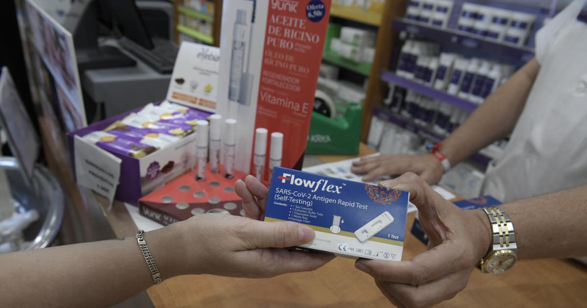 Colas en las farmacias de Madrid para recoger el test de antígenos gratuito