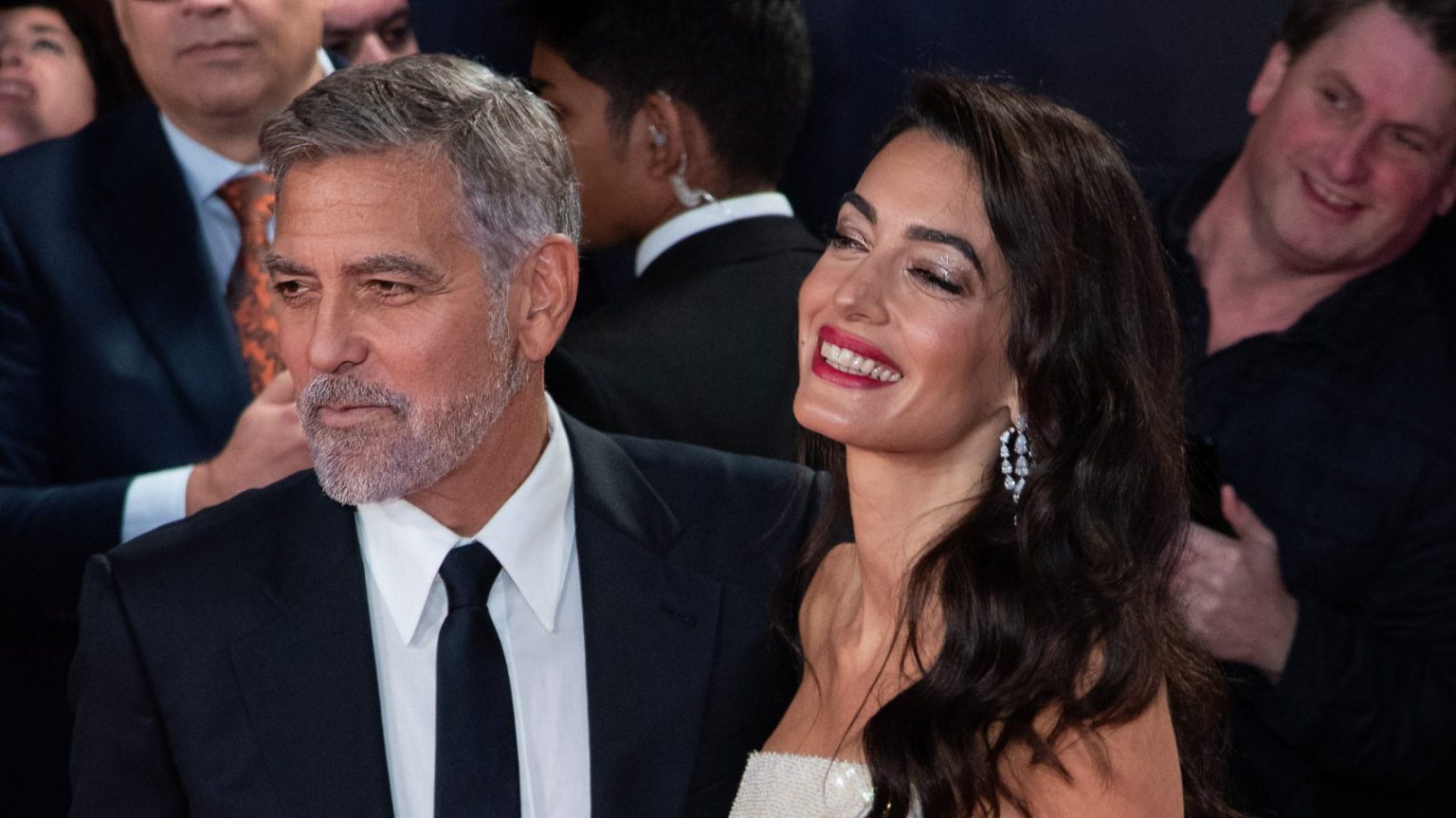 Ímprobos esfuerzos de George Clooney para coronarse como rey del ‘cool’