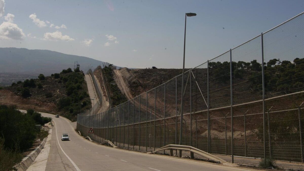 Casi un centenar  de personas tratan de entrar de forma ilegal en Melilla