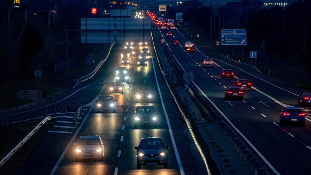 La vuelta anticipada del puente complica el tráfico en todos los accesos a Madrid