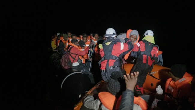 Dos barcos de rescate con 900 migrantes a bordo esperan puerto en el Mediterráneo central