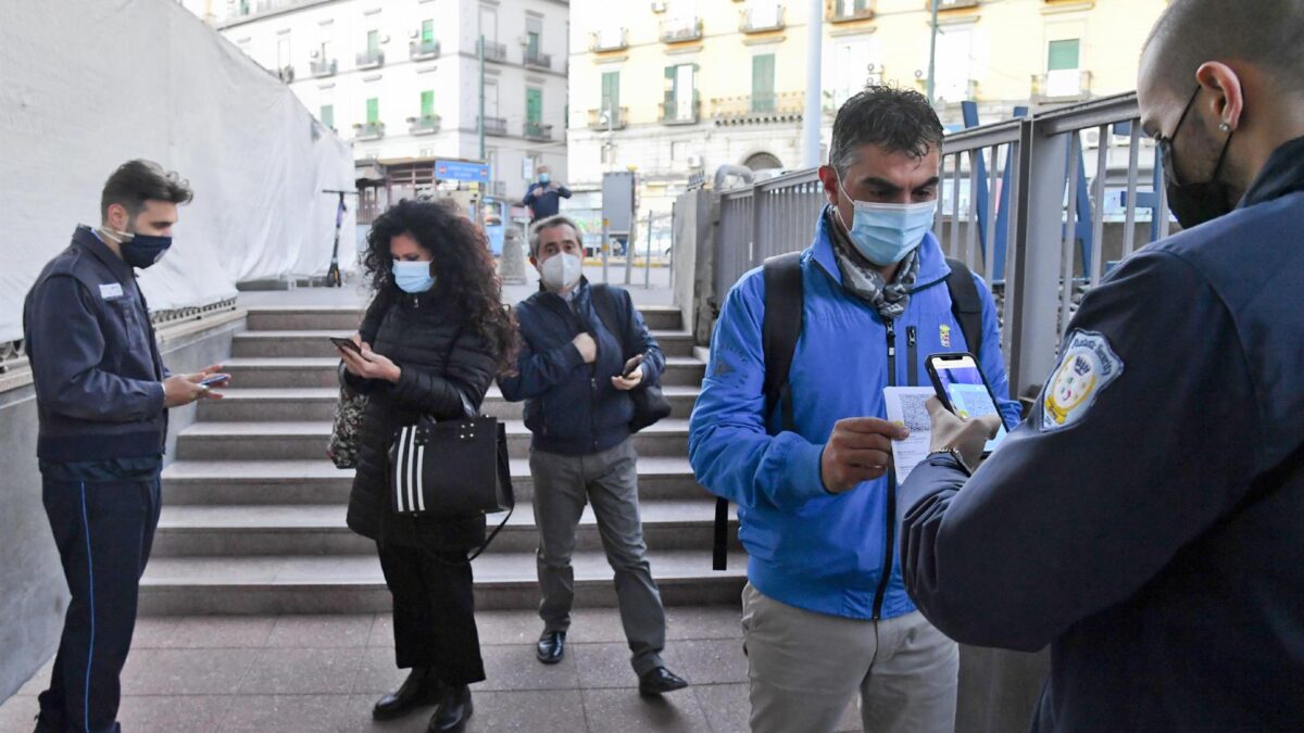 Italia impone un test negativo a los viajeros de la UE vacunados