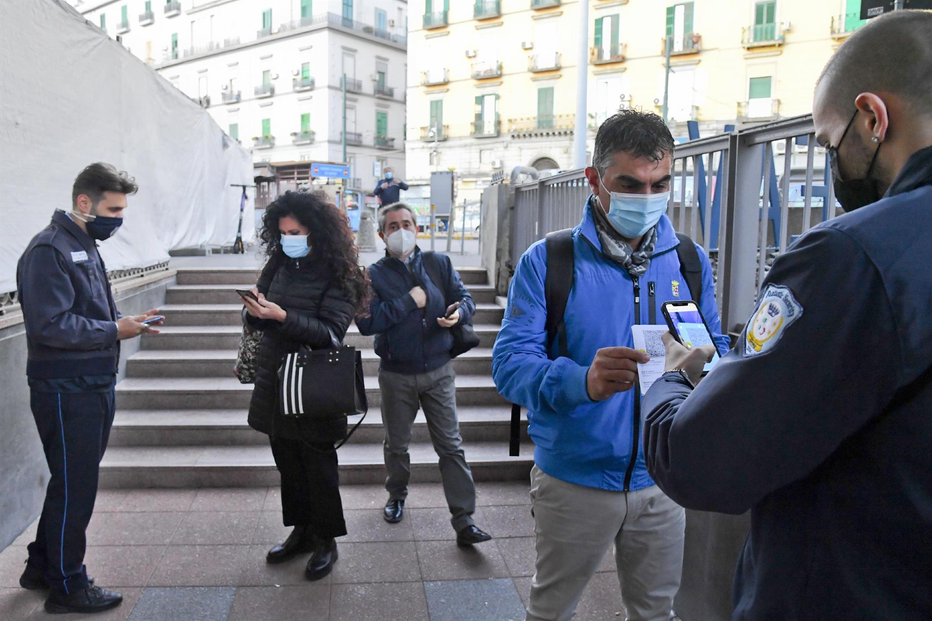 Italia impone un test negativo a los viajeros de la UE vacunados