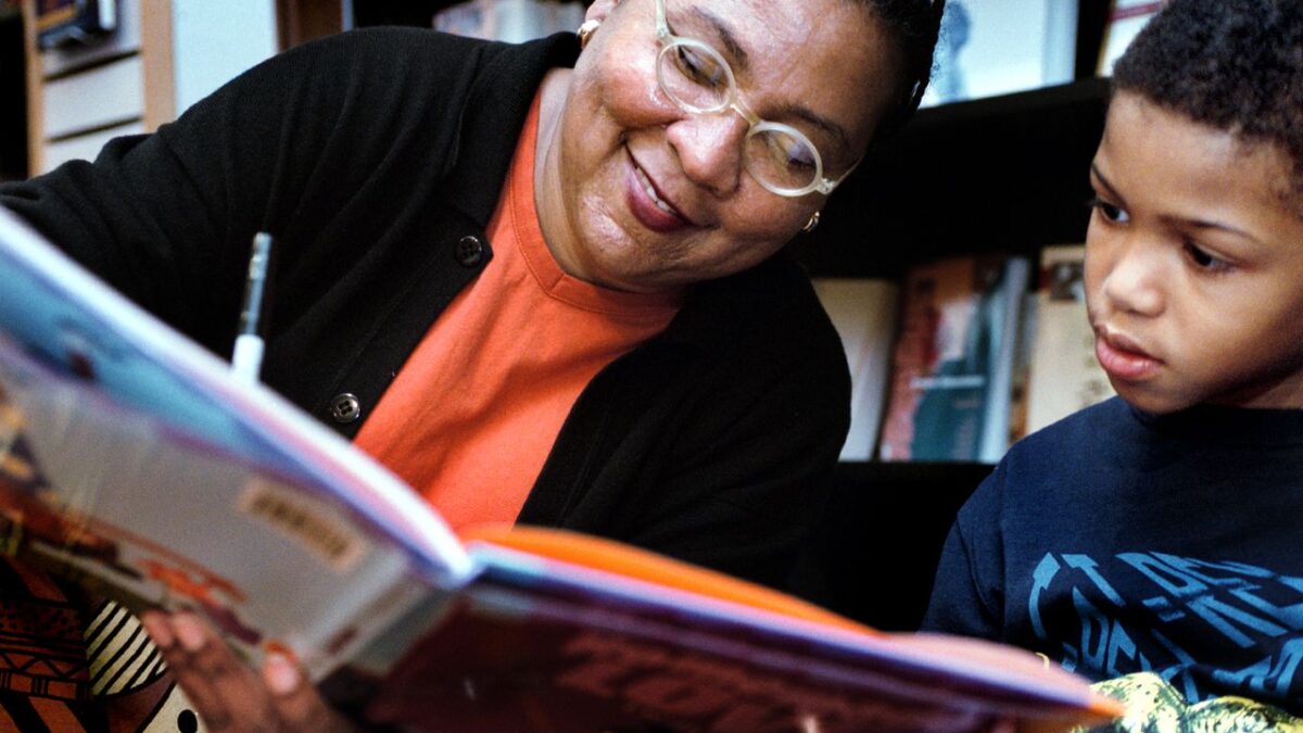 Muere Bell Hooks, pionera de las feministas afroamericanas en EEUU