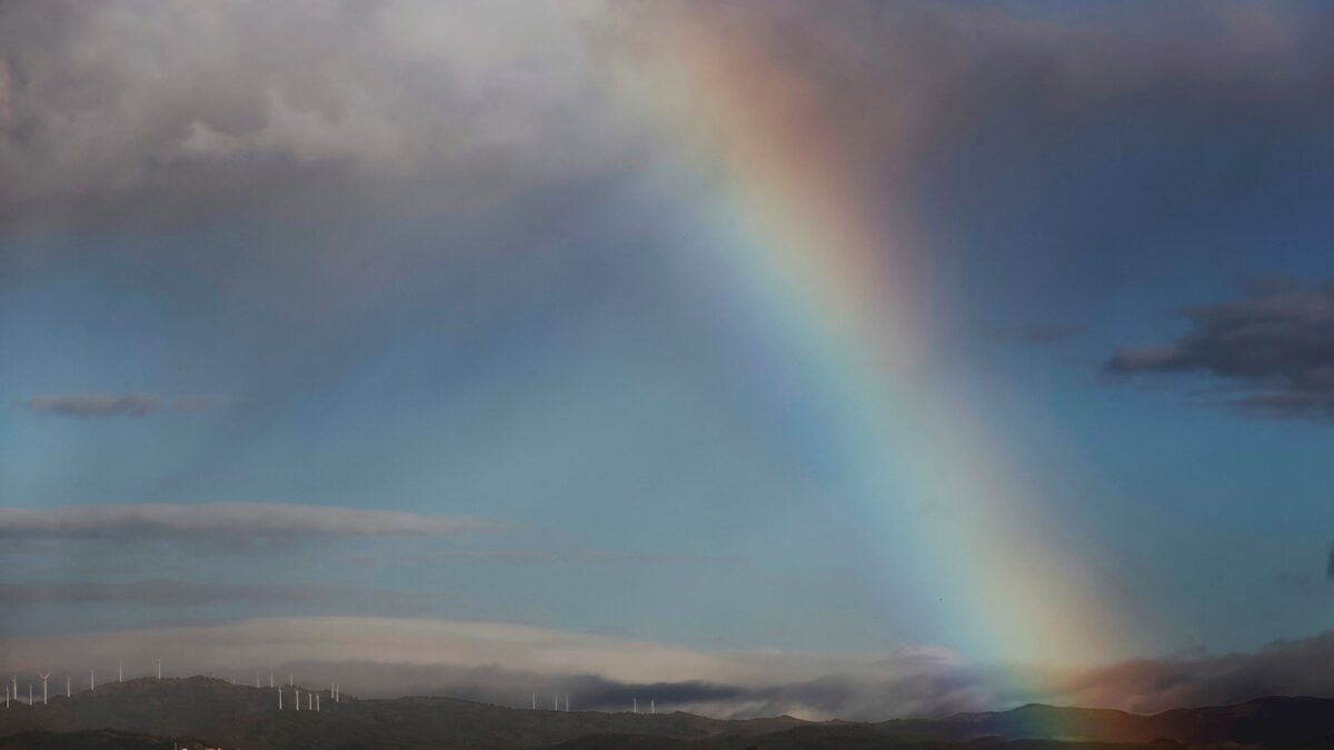 El tiempo de hoy: despejado en general, lluvia en Canarias y levante en el Estrecho