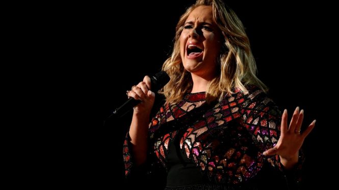 Un ganador del Grammy explica por qué Adele tiene razón al pedir que las canciones de ‘30’ no se escuchen aleatoriamente