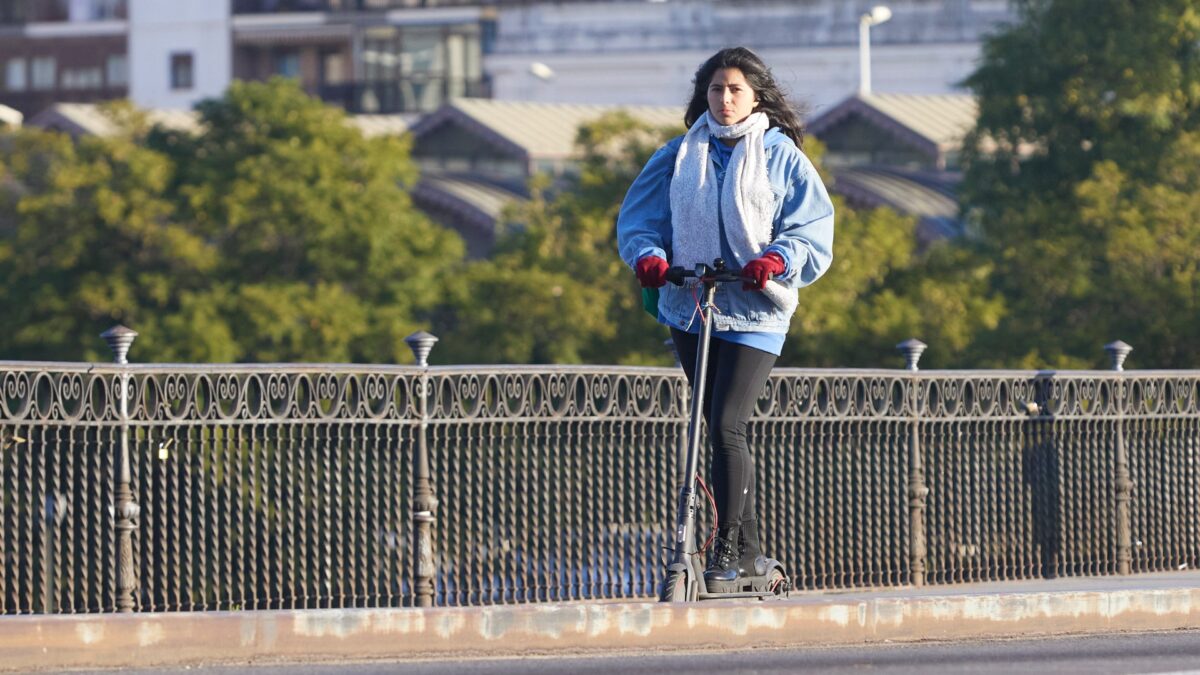 Casco obligatorio con el patinete y menos velocidad: claves de la nueva ley de tráfico