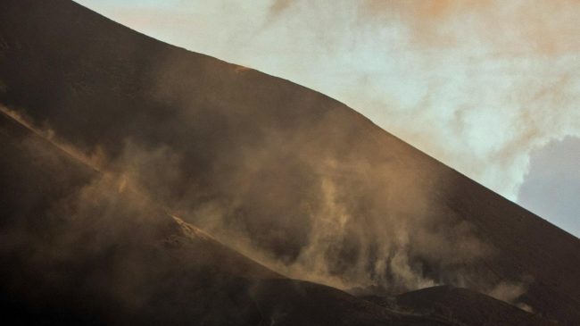 La actividad volcánica en La Palma disminuye «claramente» pero los científicos piden prudencia
