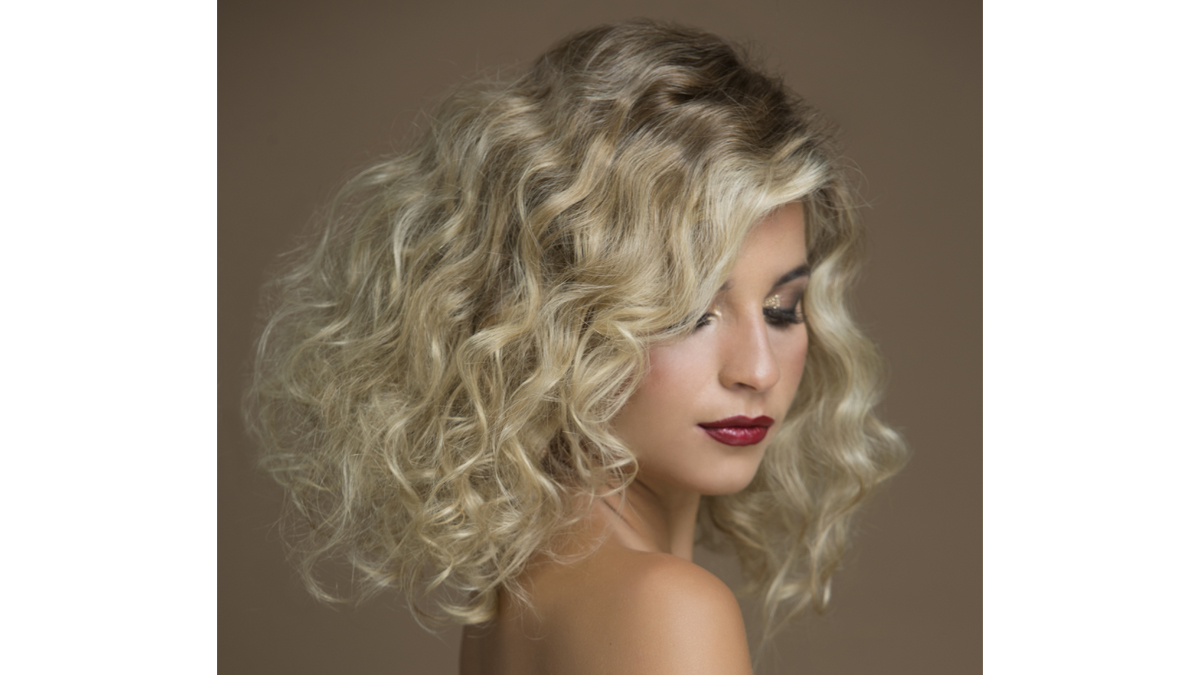 Peinado con ondas glam (Raffel Pages)