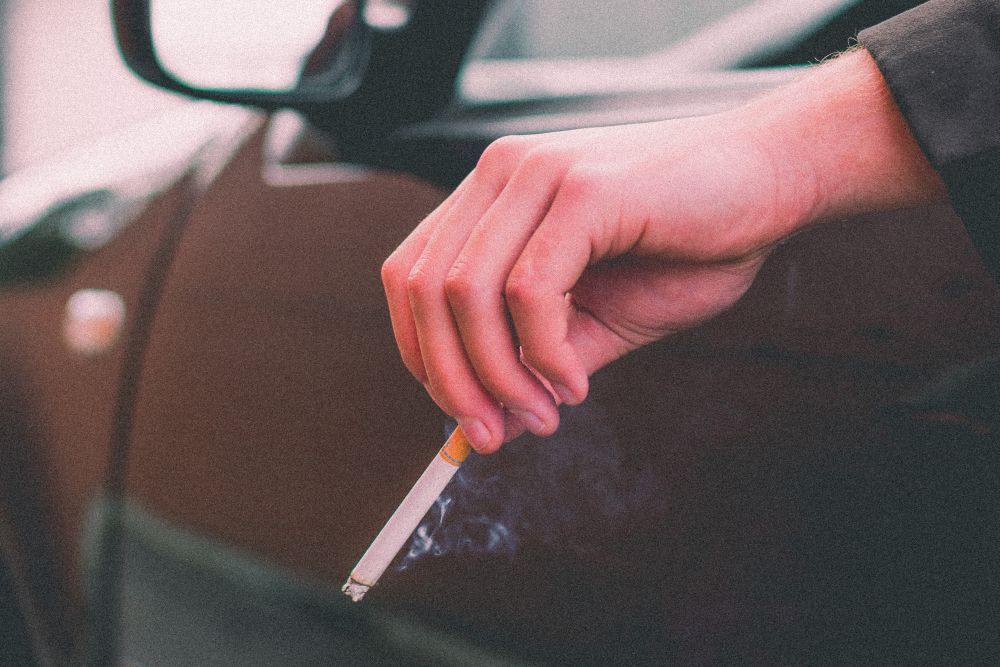 Sanidad quiere prohibir fumar en el coche y acotar el cigarrillo electrónico