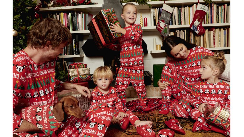 Padres, hijos y mascotas con el mismo pijama de Lefties