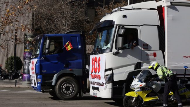 Los transportistas desconvocan el cierre patronal tras un acuerdo con el Gobierno