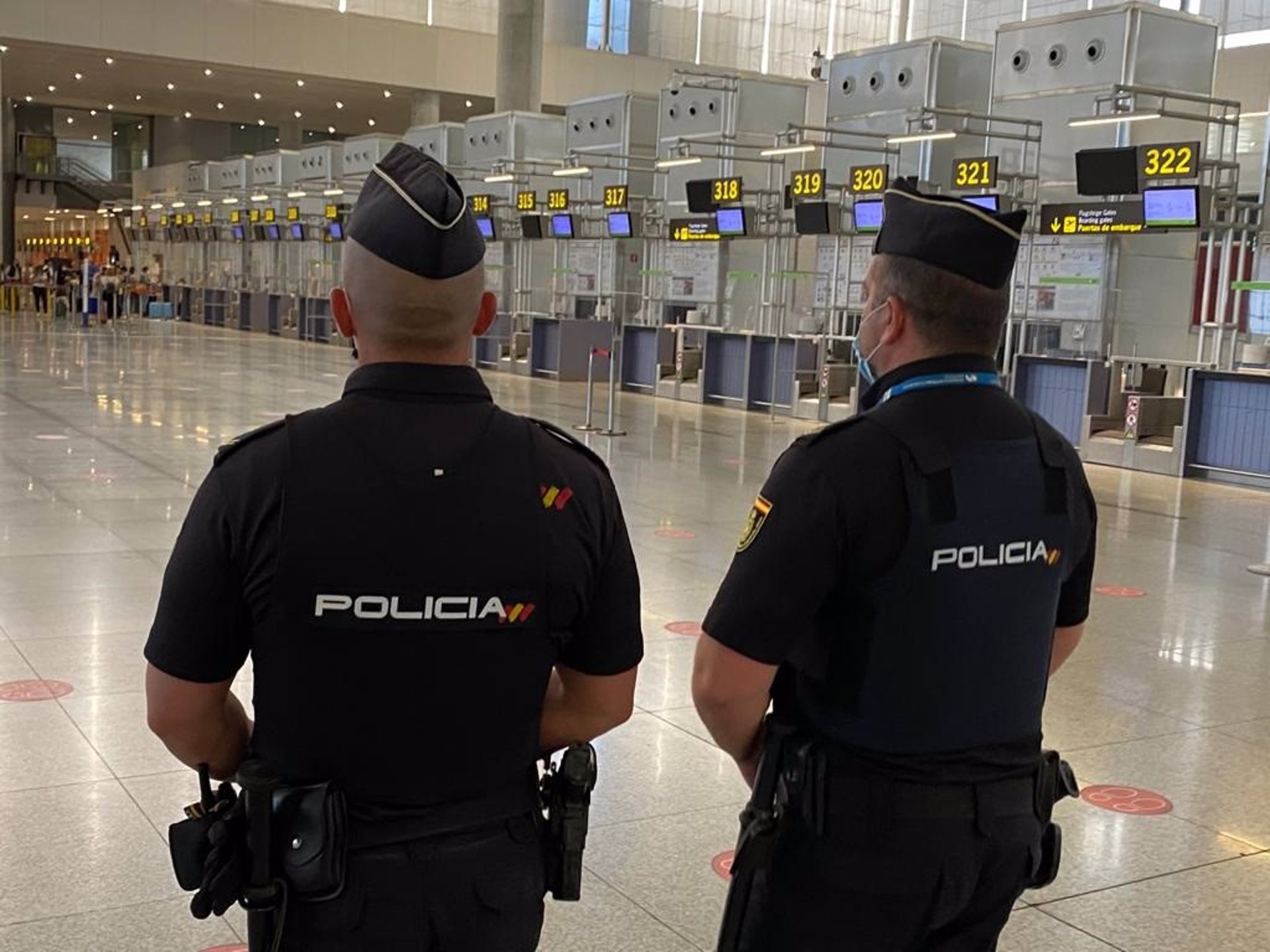 España incrementa los controles sanitarios de entrada a través de aeropuertos