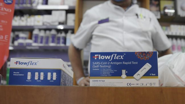 Madrid retrasa una semana el reparto de test de antígenos gratuitos en farmacias por problemas de suministro