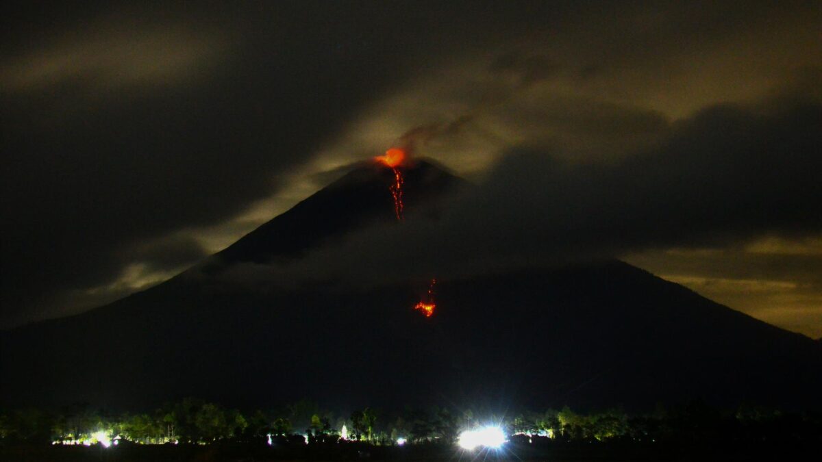 La erupción del volcán Semeru deja un muerto y cientos de evacuados