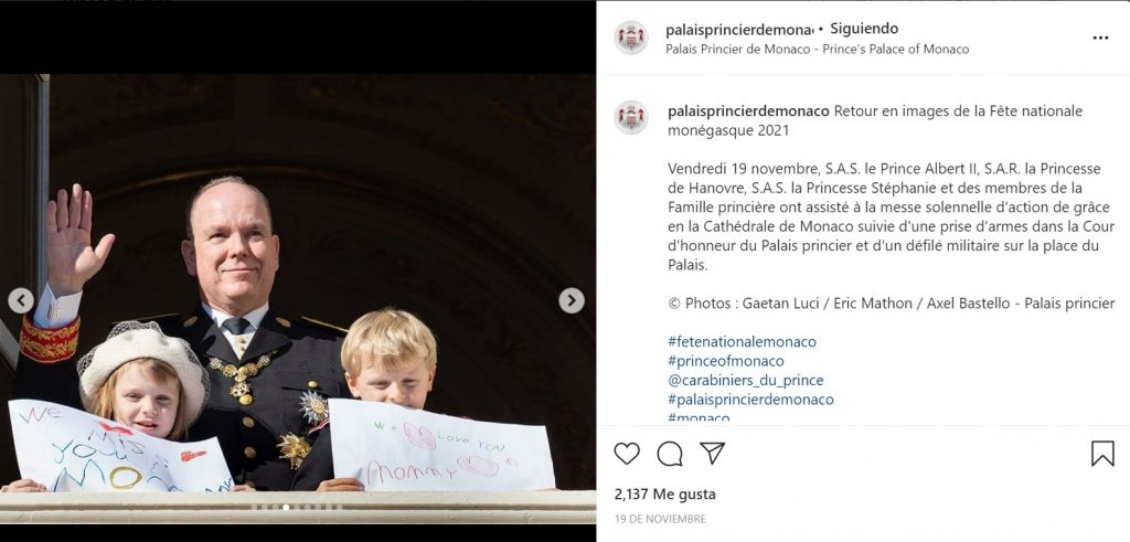 Charlene estuvo muy presente en el Día Nacional de Mónaco con los carteles que mostraron sus hijos desde el balcón de Palacio (@palaisprincierdemonaco)