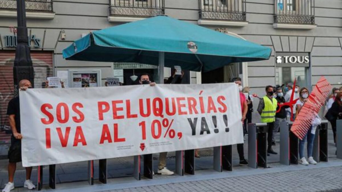 Los peluqueros se rapan frente al Senado para pedir la reducción del IVA