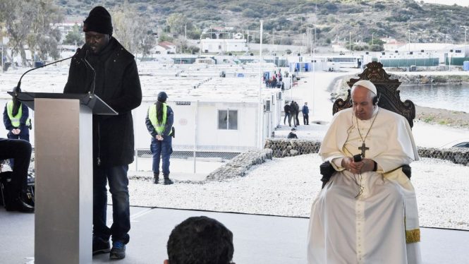 El papa pide desde Lesbos detener «este naufragio de la civilización»