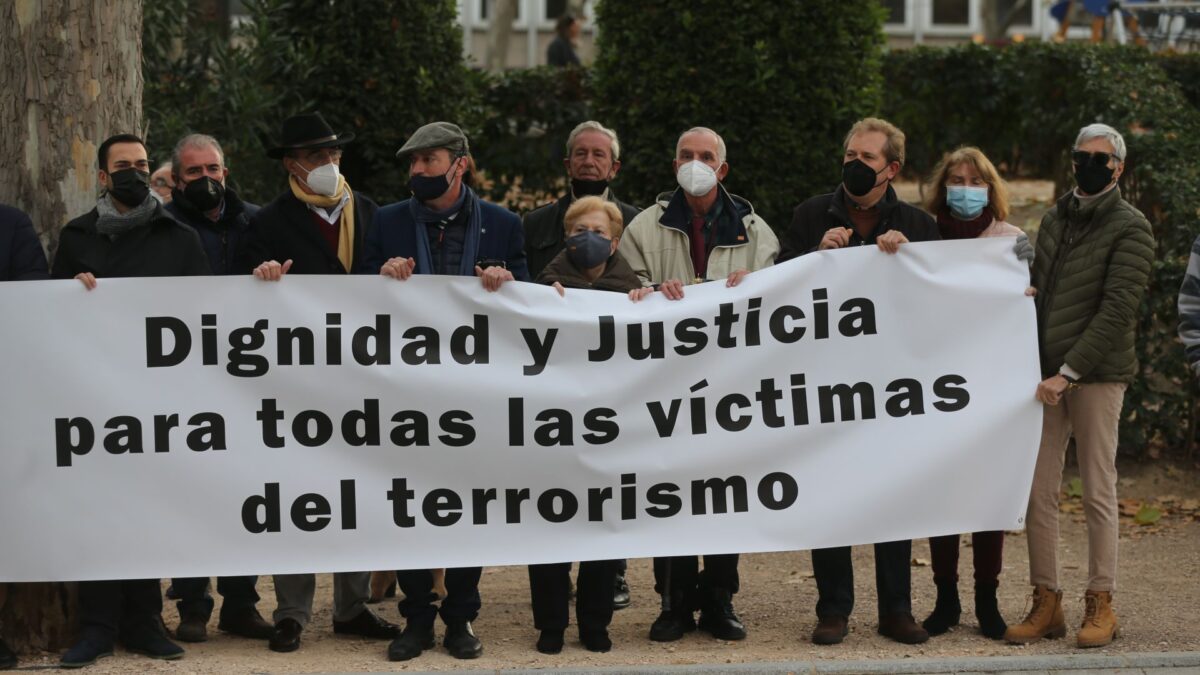 Las víctimas del terrorismo denuncian la humillación sufrida por el recibimiento del etarra ‘Mortadelo’