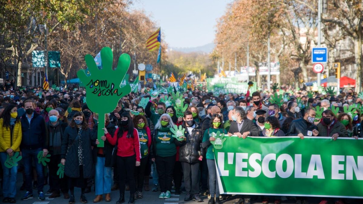 Miles de catalanes salen a la calle en defensa de la inmersión lingüística