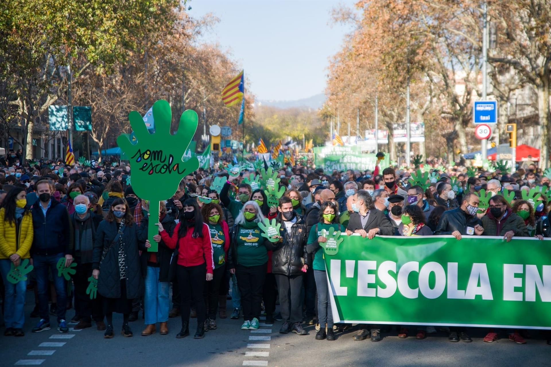 Miles de catalanes salen a la calle en defensa de la inmersión lingüística