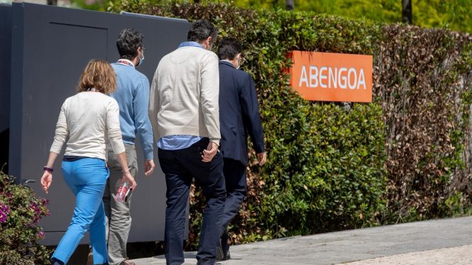 Abengoa decide entre las ofertas de Urbas y Ultramar para vender sus activos más valiosos