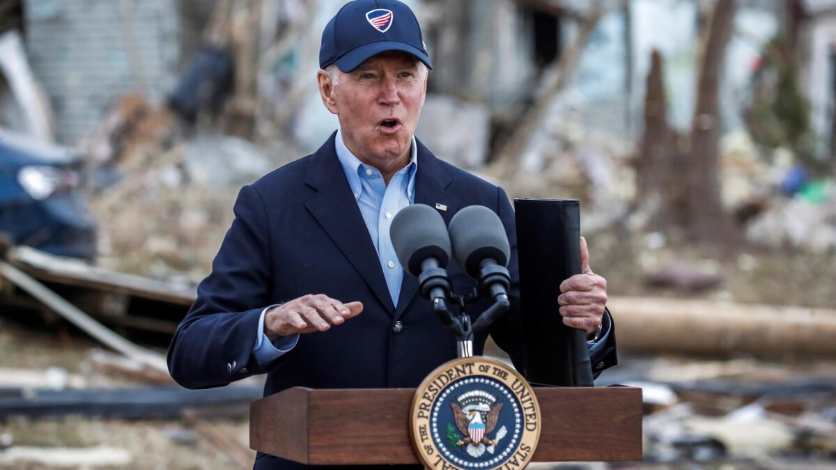 Biden visita Kentucky tras los tornados y dice que cubrirá todo el coste