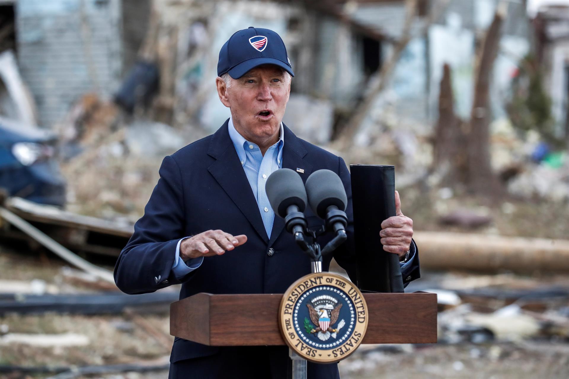 Biden visita Kentucky tras los tornados y dice que cubrirá todo el coste