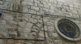 El Gobierno retirará un escudo franquista del antiguo consulado en Jerusalén cuya existencia negó