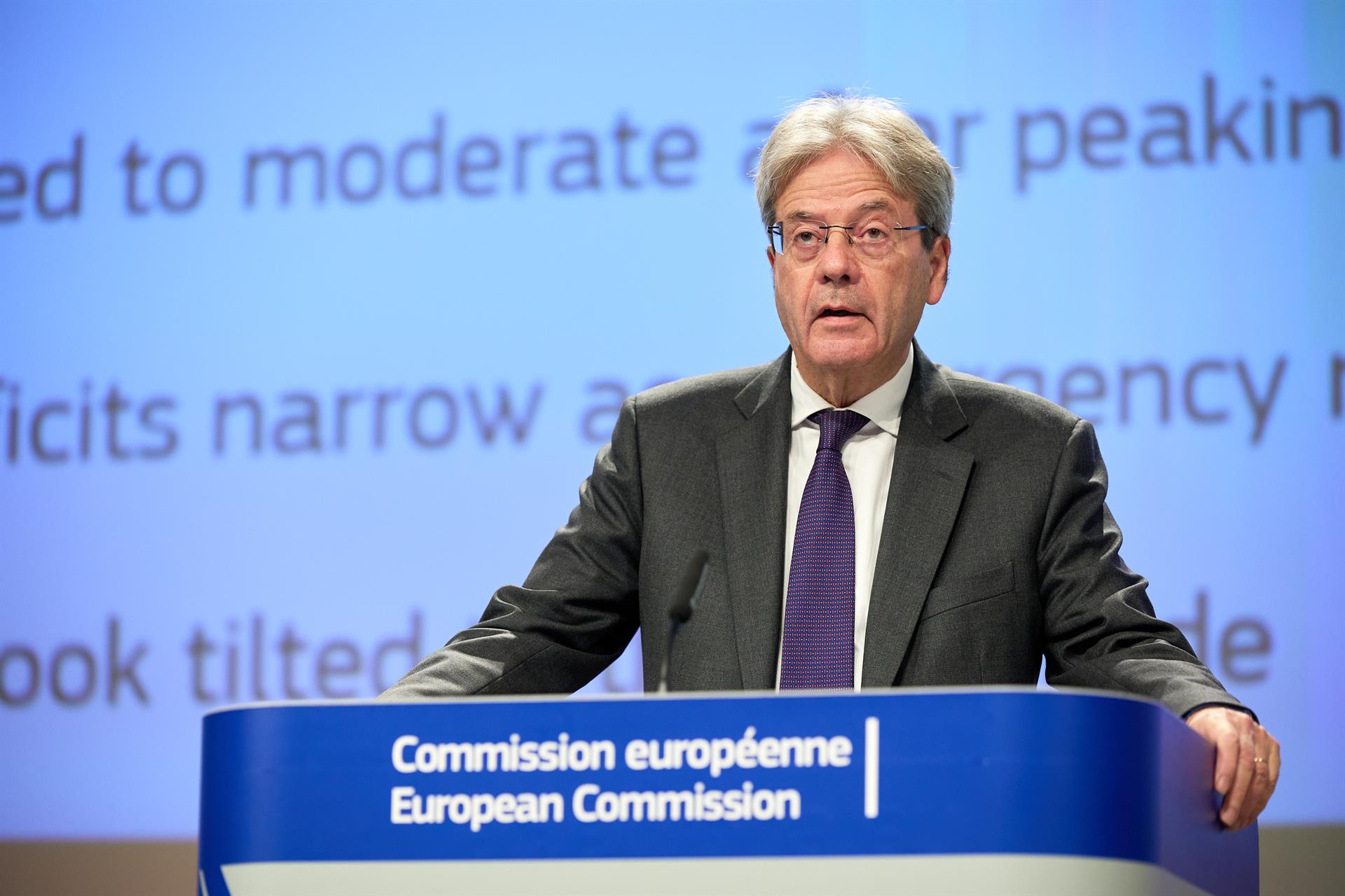 Bruselas propone un tipo mínimo del 15% a las grandes empresas y limitar las empresas pantalla en la UE