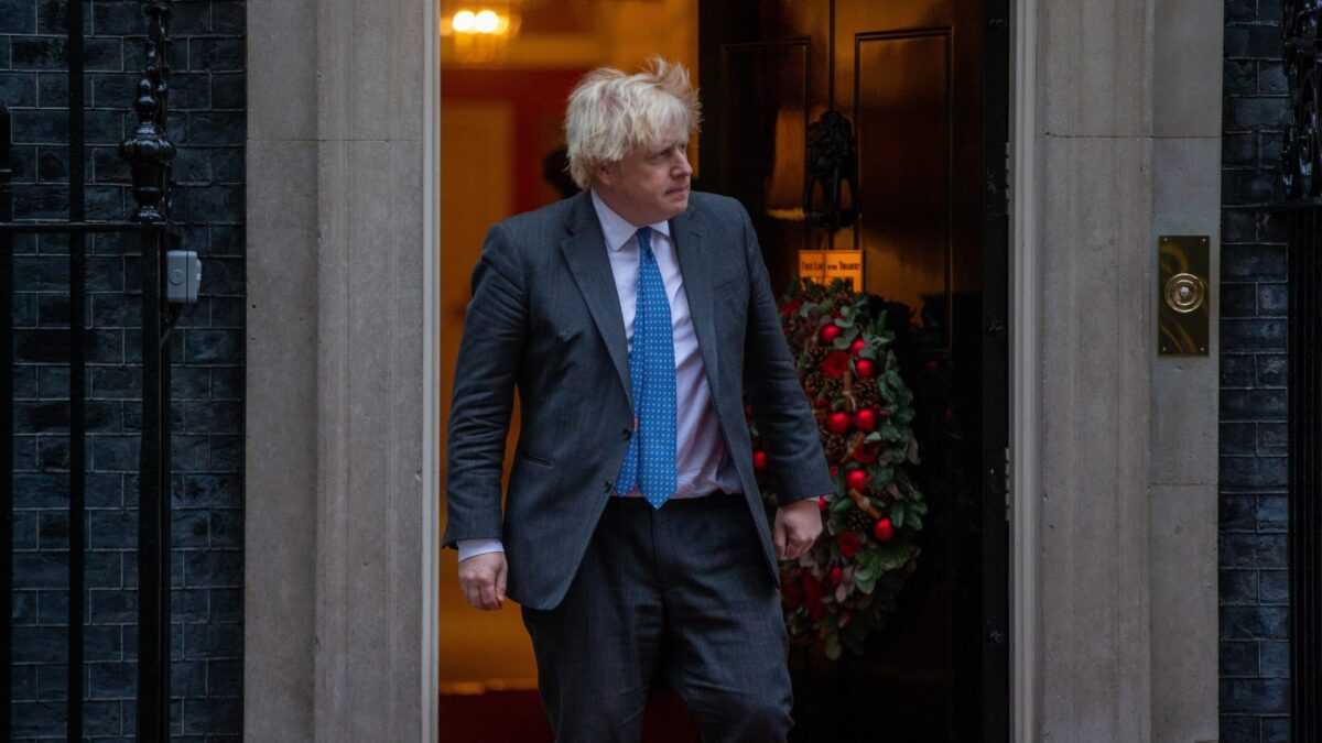 Salen a la luz nuevas fotos de Boris Johnson celebrando otro encuentro social en pleno confinamiento