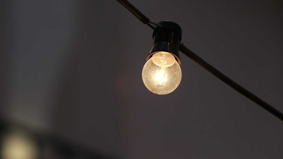 La luz se dispara hasta 339,84 euros/MWh, su quinto récord en seis días