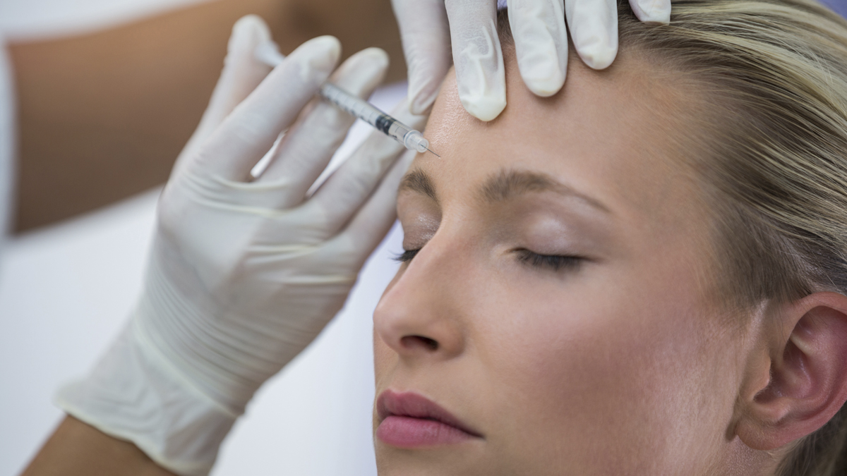 Inyección de botox en la zona del entrecejo (Freepik_wavebreakmedia_micro)