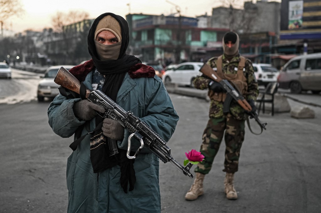 Los talibanes vuelven a entregar pasaportes en Afganistán