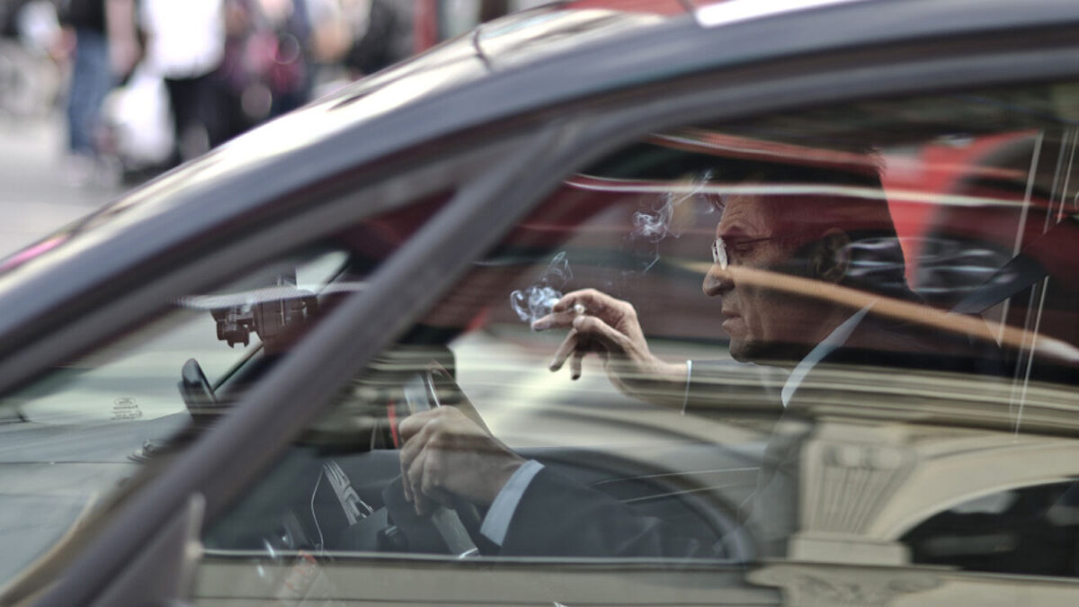 Sanidad quiere prohibir fumar en el coche y restringir el cigarrillo electrónico