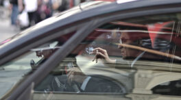 Sanidad quiere prohibir fumar en el coche y restringir el cigarrillo electrónico