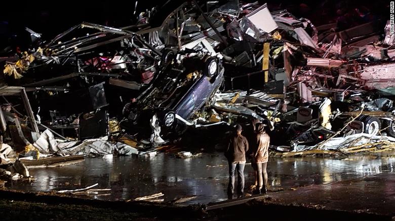 (VÍDEO) Al menos 50 personas mueren por el impacto de varios tornados en EE.UU.