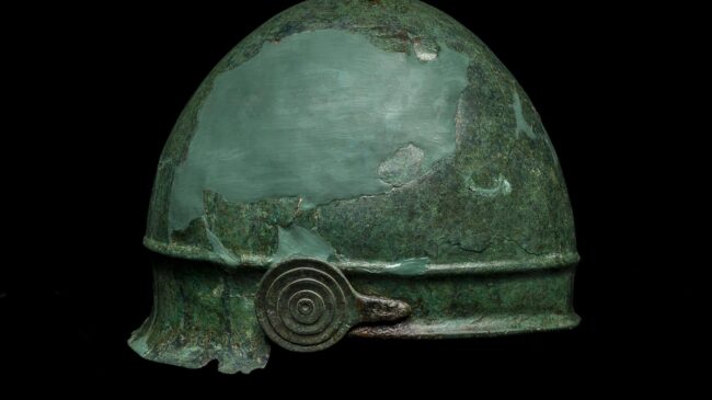 Hallan una rara inscripción en un casco etrusco de más de dos milenios