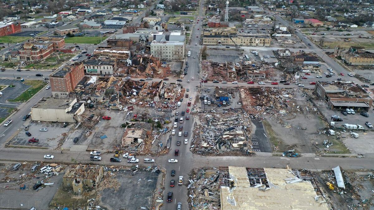 (VÍDEO) Al menos 100 muertos en EE.UU. tras el paso de más de 30 tornados: ciudades enteras han quedado arrasadas