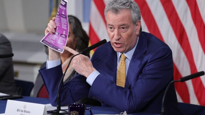 Nueva York impone la vacuna al sector privado y a todos los niños mayores de 5 años