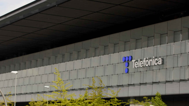 Telefónica pacta con los sindicatos la salida de unos 2.700 empleados por unos 1.500 millones