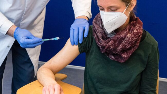 Alemania aprueba la vacuna obligatoria para personal sanitario y geriátricos