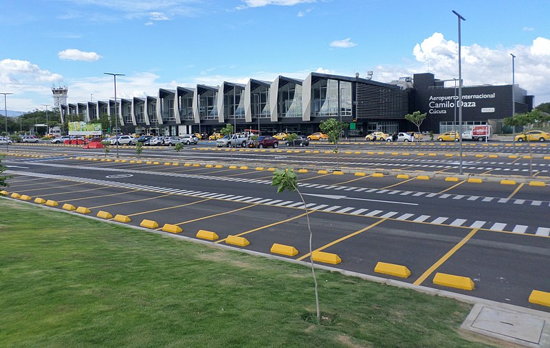 (VÍDEO) Ataque terrorista en Colombia: mueren dos policías y un civil en el aeropuerto Camilo Daza